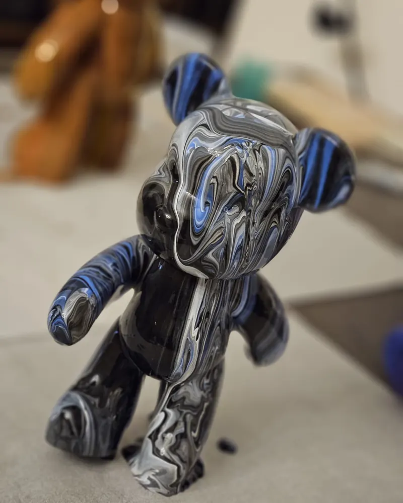 Bärenfigur in Fluid-Art-Technik, marmoriert in Blau, Weiss und Schwarz