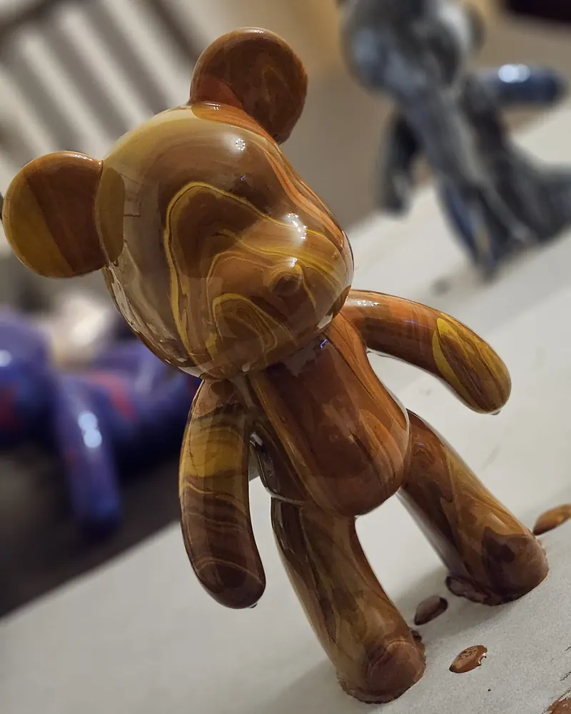 Glänzende Bärenfigur in Karamell- und Goldtönen, mit Farbe übergossen
